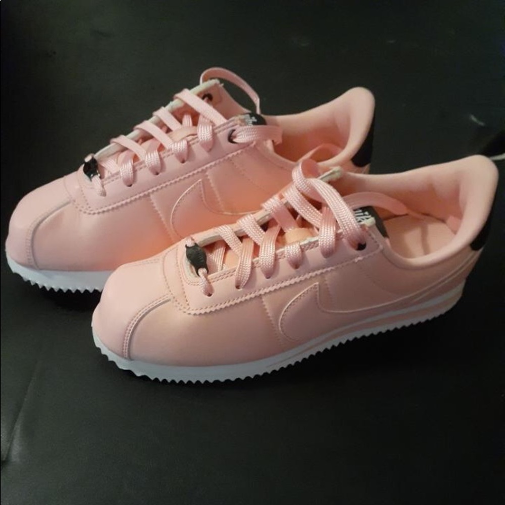 Pink NIKEs!  🔥👟
